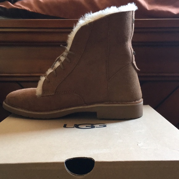 Women’s UGG Quincy Boot - Picture 3 of 3